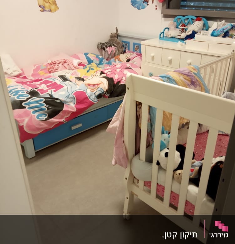 חדר ילדים עם מיטת תינוק ומיטת ילדים